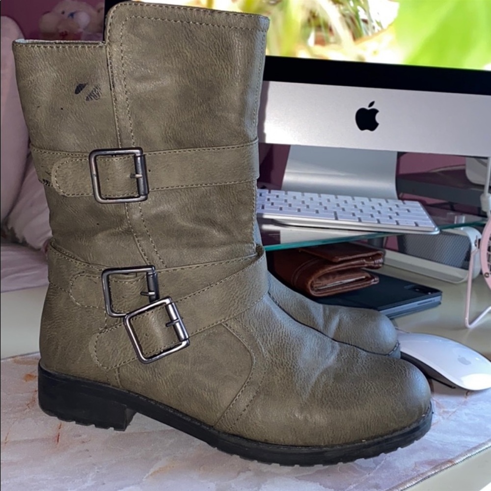 Super cute, size 7 1/2 ivory gray boots. Zip up sides with buckles for look